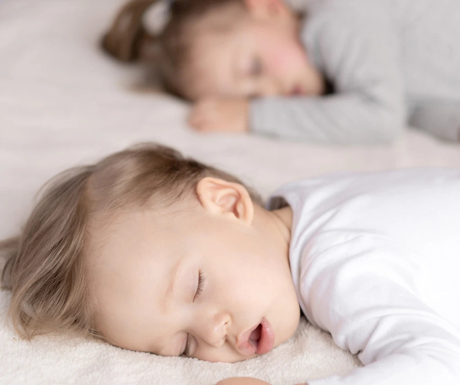 Kolik hodin potřebuje mé dítě spát podle tabulky?